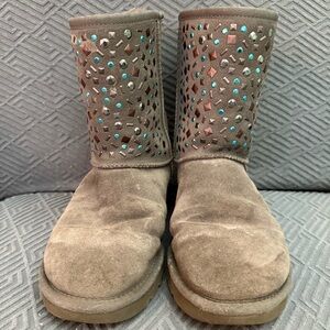 Ugg Women's Classic Short Stud Size US 7 Charcoal